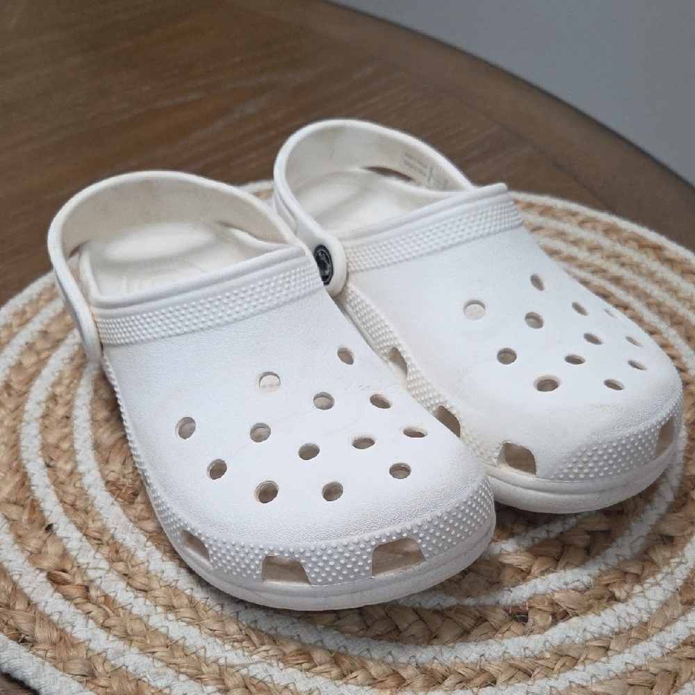 Crocs Classic Clog In White, 3 Juniors